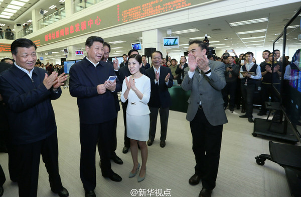 2月19日上午，习近平来到新华社调研。在新闻发稿中心，一位编辑介绍说，新华社客户端“现场新闻”受到欢迎，很多网民给记者点赞。总书记按动“为全国新闻工作者点赞”页面，屏幕上立即闪现“点赞+1”。采编人员对总书记说，您的鼓励就是我们的动力。新华社记者 兰红光 摄