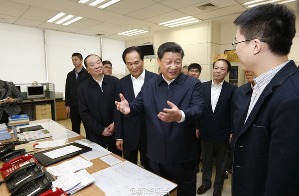 2月19日上午，习近平在新华社调研，到国内部总编室同采编人员交流。编辑部负责人向总书记介绍了稿件审发流程和业务建设情况。几位刚参加新春走基层采访的记者你一言我一语汇报了采访见闻。总书记鼓励大家要接地气，多采写群众喜闻乐见的新闻。新华社记者 鞠鹏摄