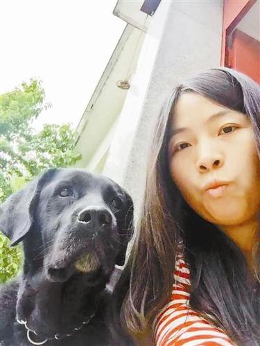 图为田先生的徒弟和导盲犬乔乔亲密合影。