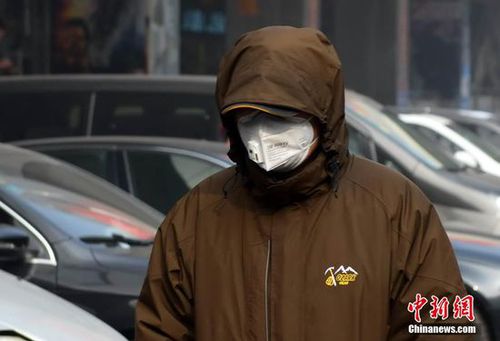 2月23日，新疆乌鲁木齐市再度出现重度雾霾天气，整个城市笼罩在雾霾之中，空气质量指数为严重污染。22日为农历正月十五，该市随处都可听到燃放烟花炮竹的声音，夜晚时分达到顶峰，燃放烟花炮竹产生的烟雾，久久无法散去。图为一位市民口戴防雾霾口罩出行。