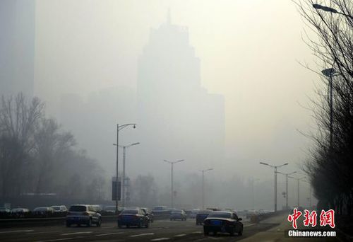 2月23日，新疆乌鲁木齐市再度出现重度雾霾天气，整个城市笼罩在雾霾之中，空气质量指数为严重污染。22日为农历正月十五，该市随处都可听到燃放烟花炮竹的声音，夜晚时分达到顶峰，燃放烟花炮竹产生的烟雾，久久无法散去。图为城区高层楼宇隐没在雾霾之中，远看酷似“海市蜃楼”。