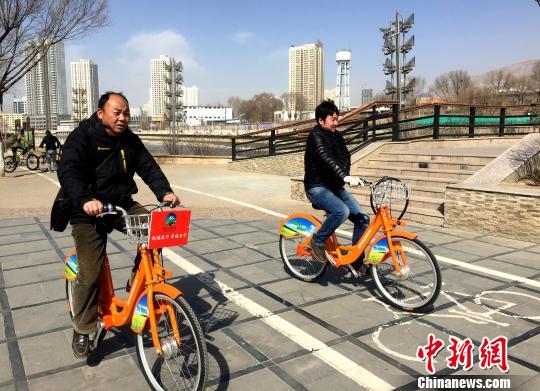 西宁首批“公共租赁自行车”免费投入使用市民扎堆办卡