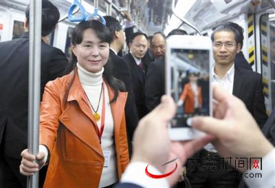 东莞两会：卫三芳委员在地铁车厢内留影。