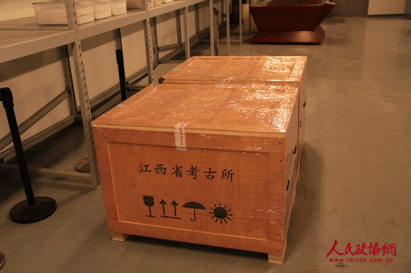 未开箱的南昌西汉海昏侯墓上展文物_副本