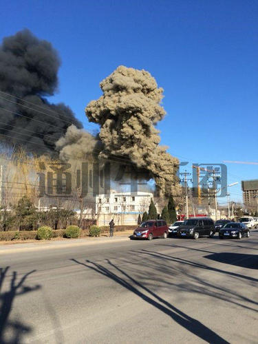 据网友爆料，通州曹园狗市附近发生大火，并伴有爆炸，消防队正紧急扑救！1