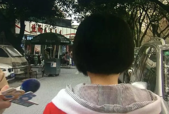 小朱本想洗个头，被服务员推荐点痣