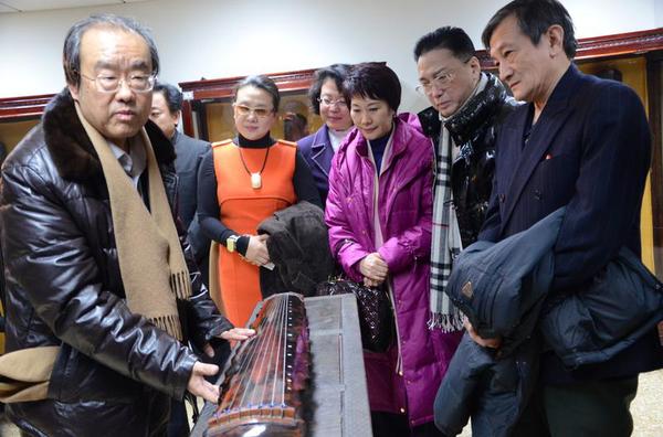 京昆室委员就“戏曲保护和传承的基础工程”中的问题交流意见。