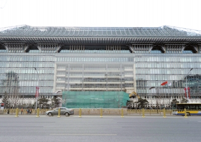 ▲国家开发银行总行办公室门前搭建着脚手架，牌楼已被拆除完毕。京华时报记者 陶冉摄