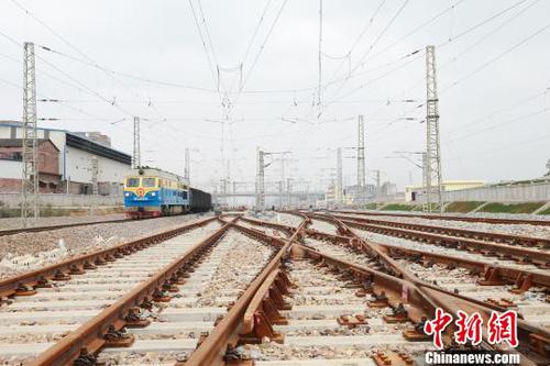 资料图：图为新建编组站柳州南编组站出发场。谭贵中 摄