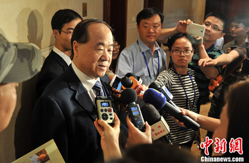 资料图：2015年，莫言接受记者采访。<a target='_blank' href='http://www.chinanews.com/'>中新社</a>记者 吕明 摄