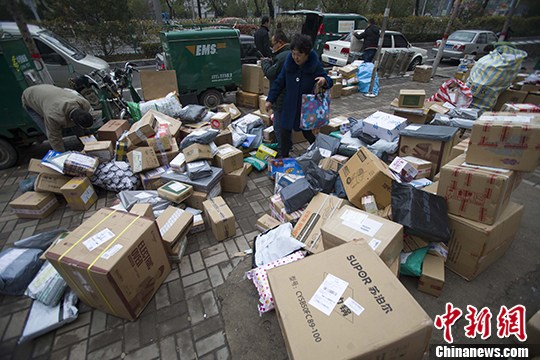 资料图：图为山西太原某快递物流揽投部外快递铺满地。 <a target='_blank' href='http://www.chinanews.com/'>中新社</a>记者 张云 摄
