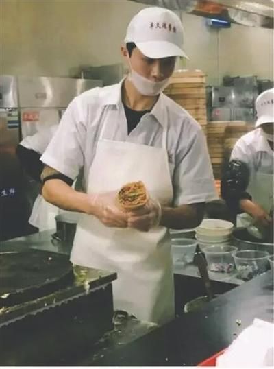 高校食堂小哥走红 山东杂粮煎饼卖火了