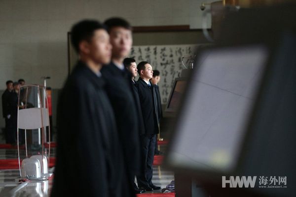 　2016年3月2日，中国北京，2016年全国两会即将在北京举行。2016年全国政协十二届四次会议新闻发布会下午三点在人民大会堂一楼新闻发布厅召开。 北京人民大会堂，内场内衣安保人员值守，一丝不苟。