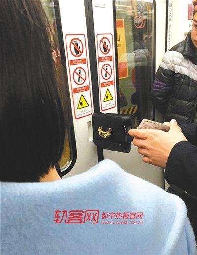 女乘客坐地铁太挤退了出来关门瞬间包被夹走（图）