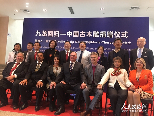 侨联之友群友与捐赠人团队合影