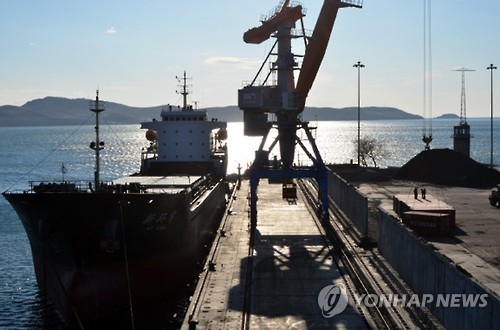 资料图片：2015年12月6日，韩国企业生产的矿泉水在朝鲜罗津港装船。