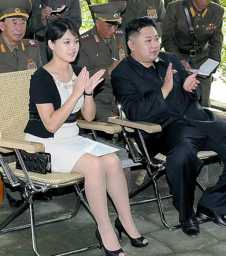 金正恩夫人身侧放着名牌包包