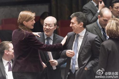 在安理会通过制裁朝鲜决议前，中国常驻联合国代表刘结一与美国常驻联合国代表鲍尔亲切交流。