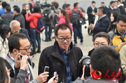 图为俞敏洪在大会堂前接受记者访问。记者项劼 拍摄