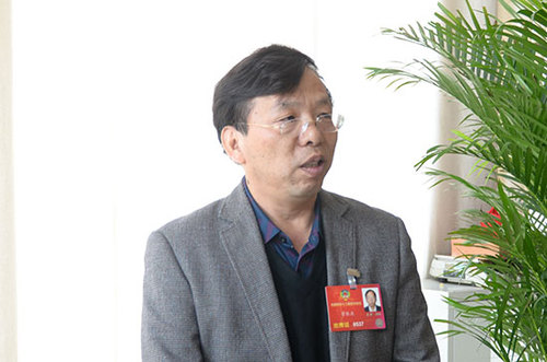 董胜波委员接受采访。程宏毅 摄