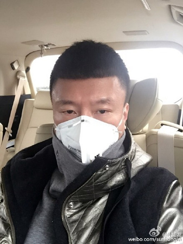 孙红雷戴口罩耍酷网友：还是那么帅（图）