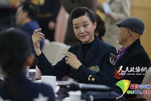 3月4日下午，在全国政协文艺26组的小组讨论会上，宋祖英熟练地用手语与邰丽华交流。中国青年网记者　张炎良　摄2