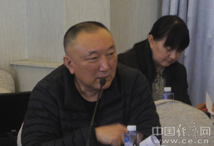 全国政协委员、中国电影集团原董事长韩三平（前排）在小组讨论时发言。(记者 杨开新 摄)