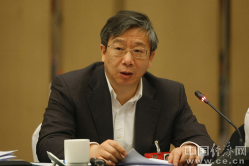 全国政协委员、中国人民银行副行长易纲。(记者 周琳 摄)