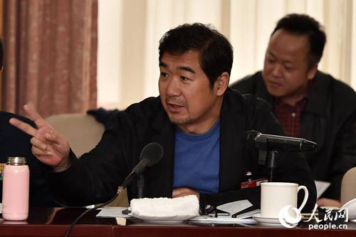 全国政协委员张国立在文艺界别小组讨论上发言。（记者 翁奇羽 摄）