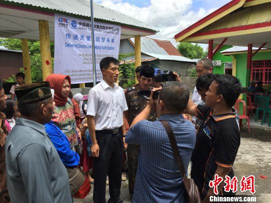 当地媒体对活动情况进行了报道。　田爱军 摄