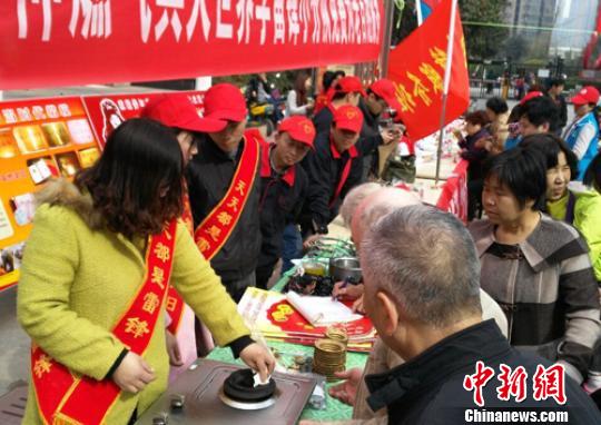 郑州古稀“活雷锋”的雷锋日：很忙但很开心（图）