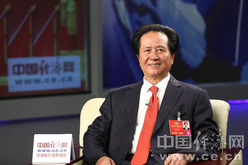 全国政协委员、全国工商联副主席、香港中国商会主席、香港经纬集团董事局主席陈经纬 （记者裴小阁 摄）
