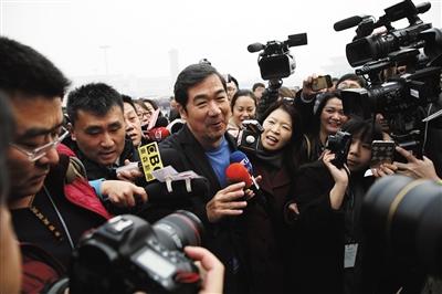 2016年3月3日，全国政协委员张国立被媒体团团围住。记者 侯少卿 摄