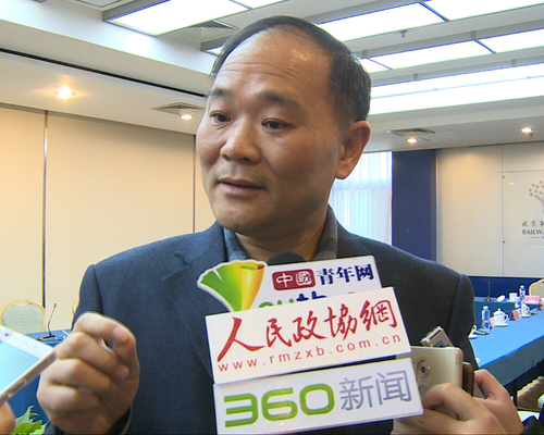 全国政协委员李书福接受记者采访。 记者 晋凯 摄