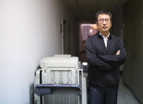 2016年3月5日，北京。全国政协委员、央视著名主持人白岩松接受澎湃新闻记者采访。