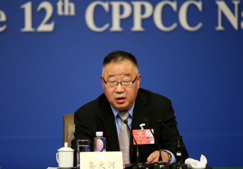 新华社照片，北京，2016年3月7日 
    政协委员谈绿色发展保护生态环境
    3月7日，全国政协十二届四次会议在北京梅地亚两会新闻中心召开记者会，邀请全国政协委员解振华、秦大河、吴晓青、胡存智、白岩松就全面节约和高效利用资源，推动低碳循环发展，加大环境整治力度特别是大气、水和土壤污染防治，加强生态保护和修复，有序有度利用自然，促进生态环境质量总体改善等回答记者提问。这是秦大河委员回答记者提问。
    新华社记者金立旺摄
