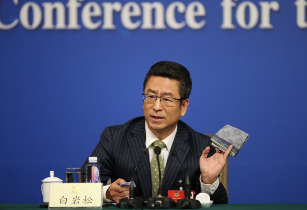 新华社照片，北京，2016年3月7日 
    政协委员谈绿色发展保护生态环境
    3月7日，全国政协十二届四次会议在北京梅地亚两会新闻中心召开记者会，邀请全国政协委员解振华、秦大河、吴晓青、胡存智、白岩松就全面节约和高效利用资源，推动低碳循环发展，加大环境整治力度特别是大气、水和土壤污染防治，加强生态保护和修复，有序有度利用自然，促进生态环境质量总体改善等回答记者提问。这是白岩松委员在回答记者提问。
    新华社记者金立旺摄