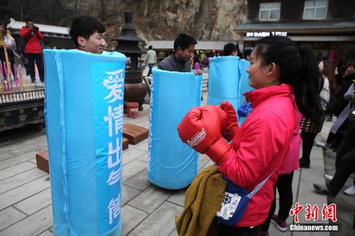 三八节丈夫甘做“出气筒” 请妻子解气