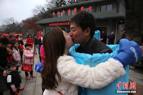 三八节丈夫甘做“出气筒” 请妻子解气