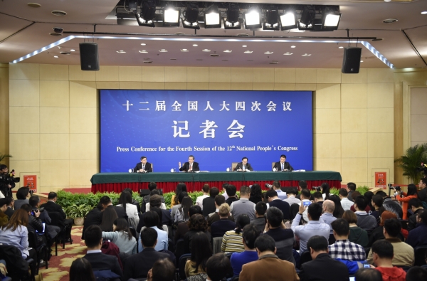新华社照片，北京，2016年3月8日
    外交部长王毅就“中国的外交政策和对外关系”答记者问
    3月8日，十二届全国人大四次会议新闻中心举行记者会，邀请外交部部长王毅就“中国的外交政策和对外关系”的相关问题回答中外记者的提问。
    新华社记者陈益宸摄
