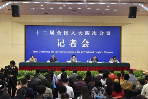 新华社照片，北京，2016年3月8日 
    卫计委主任李斌等就“实施全面两孩政策”答记者问
    3月8日，十二届全国人大四次会议新闻中心举行记者会，邀请国家卫生和计划生育委员会主任李斌、副主任马晓伟和副主任王培安就“实施全面两孩政策”的相关问题回答中外记者的提问。
     新华社记者 陈益宸 摄
