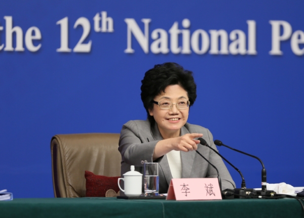 新华社照片，北京，2016年3月8日 
    卫计委主任李斌等就“实施全面两孩政策”答记者问
    3月8日，十二届全国人大四次会议新闻中心举行记者会，邀请国家卫生和计划生育委员会主任李斌、副主任马晓伟和副主任王培安就“实施全面两孩政策”的相关问题回答中外记者的提问。 
    新华社记者 陈君清 摄 