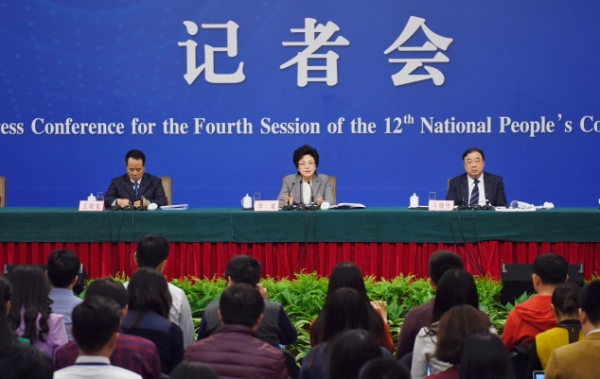 新华社照片，北京，2016年3月8日
    卫计委主任李斌等就“实施全面两孩政策”答记者问
    3月8日，十二届全国人大四次会议新闻中心举行记者会，邀请国家卫生和计划生育委员会主任李斌、副主任马晓伟和副主任王培安就“实施全面两孩政策”的相关问题回答中外记者的提问。
    新华社记者薛玉斌摄