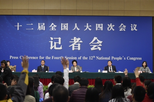 新华社照片，北京，2016年3月8日
    卫计委主任李斌等就“实施全面两孩政策”答记者问
    3月8日，十二届全国人大四次会议新闻中心举行记者会，邀请国家卫生和计划生育委员会主任李斌、副主任马晓伟和副主任王培安就“实施全面两孩政策”的相关问题回答中外记者的提问。
    新华社记者陈益宸摄