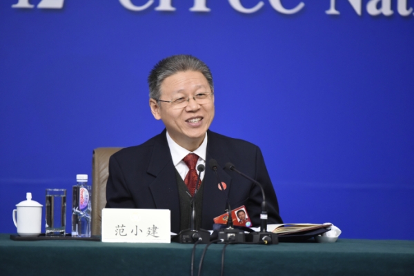 新华社照片，北京，2016年3月9日
    政协委员谈惠及民生共享发展
    3月9日，全国政协十二届四次会议在北京梅地亚两会新闻中心召开记者会，邀请全国政协委员黄洁夫、范小建、胡晓义、李卫红、刘长铭围绕保障和改善民生的重点任务，就特困人群精准帮扶、提高教育质量、促进就业创业和建立更加公平可持续的社会保障制度、深化医药卫生体制改革等问题回答记者提问。这是范小建委员回答记者提问。
    新华社记者陈益宸摄