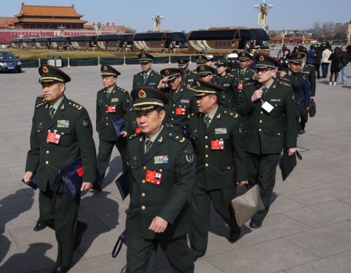 新华社照片，北京，2016年3月9日 
    十二届全国人大四次会议举行第二次全体会议 
    3月9日，十二届全国人大四次会议在北京人民大会堂举行第二次全体会议。这是解放军代表抵达天安门广场。 
    新华社记者张铖摄