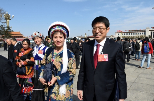 新华社照片，北京，2016年3月9日 
    十二届全国人大四次会议举行第二次全体会议 
    3月9日，十二届全国人大四次会议在北京人民大会堂举行第二次全体会议。这是代表走向人民大会堂。
    新华社记者 杨宗友 摄