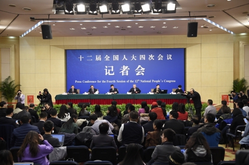 新华社照片，北京，2016年3月10日 
    “人大立法工作”记者会
    3月10日，十二届全国人大四次会议新闻中心在北京梅地亚中心举行记者会，邀请全国人大内司委副主任委员王胜明、全国人大财经委副主任委员乌日图、全国人大环资委副主任委员袁驷、全国人大常委会法工委副主任郑淑娜就“人大立法工作”的相关问题回答中外记者的提问。 
    新华社记者陈益宸摄
