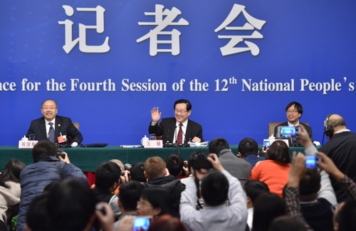 新华社照片，北京，2016年3月10日
    科技部长万钢等就“科技创新发展”答记者问
    3月10日，十二届全国人大四次会议新闻中心举行记者会，邀请科技部部长万钢、中国科技大学常务副校长潘建伟、浙江省科技厅厅长周国辉就“科技创新发展”的相关问题回答中外记者的提问。
    新华社记者李鑫摄