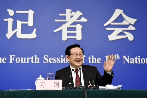 新华社照片，北京，2016年3月10日
    科技部长万钢等就“科技创新发展”答记者问
    3月10日，十二届全国人大四次会议新闻中心举行记者会，邀请科技部部长万钢、中国科技大学常务副校长潘建伟、浙江省科技厅厅长周国辉就“科技创新发展”的相关问题回答中外记者的提问。
    新华社记者陈益宸摄